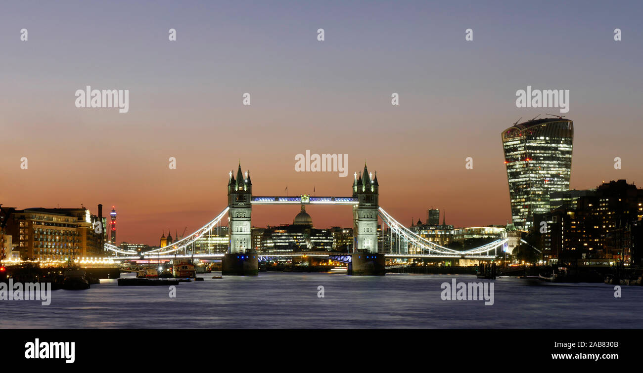 Vista panoramica del Tower Bridge il framing Cattedrale di San Paolo con la torre della città di blocchi al crepuscolo, London, England, Regno Unito, Europa Foto Stock