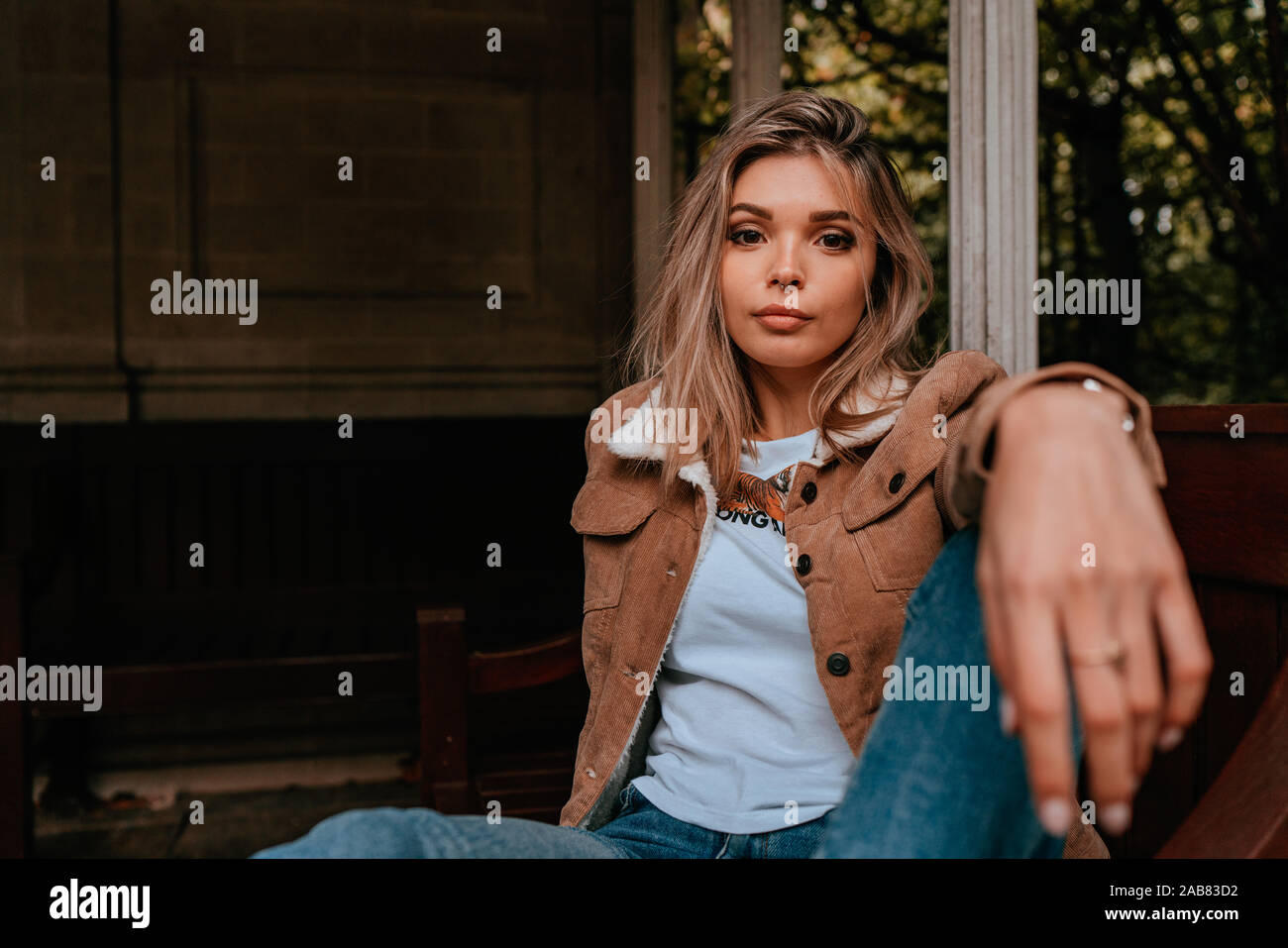 Affascinante Ritratto di giovane donna con capelli biondi, Street Style, ponendo all'aperto Foto Stock