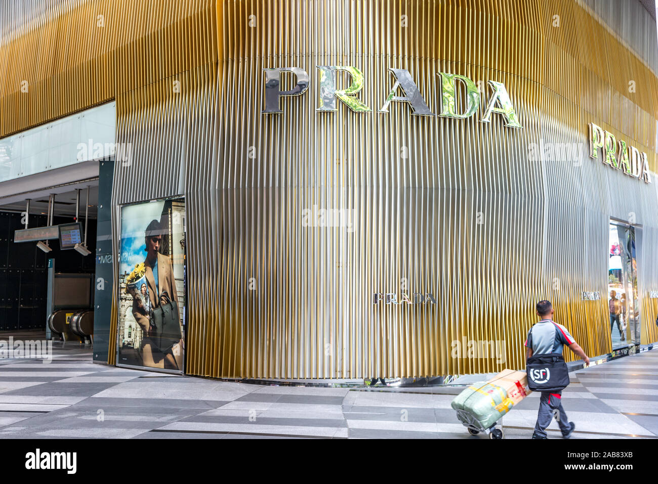 Negozio Prada a New shopping mall. Prada S.p.A. è un lusso italiano della  casa di moda fondata nel 1913 Foto stock - Alamy