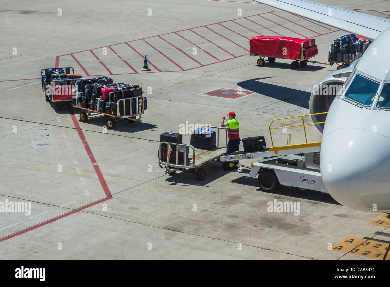 Gestore di bagagli il lavoro in aeroporto il caricamento di un piano Foto Stock