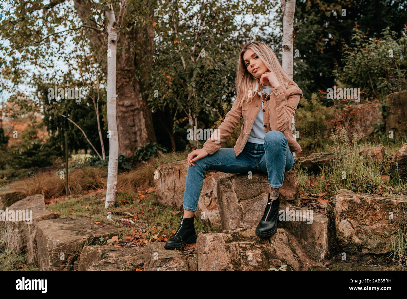 Affascinante Ritratto di giovane donna con capelli biondi, Street Style, ponendo all'aperto Foto Stock