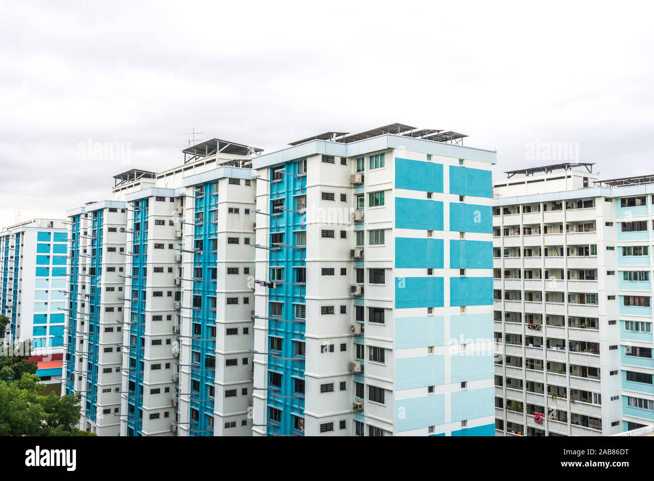 Vista aerea, in un giorno nuvoloso, dell'edilizia pubblica Appartamenti in Singapore. Noto anche come hdb, queste sono di governo costruito verticale di edilizia residenziale ap Foto Stock