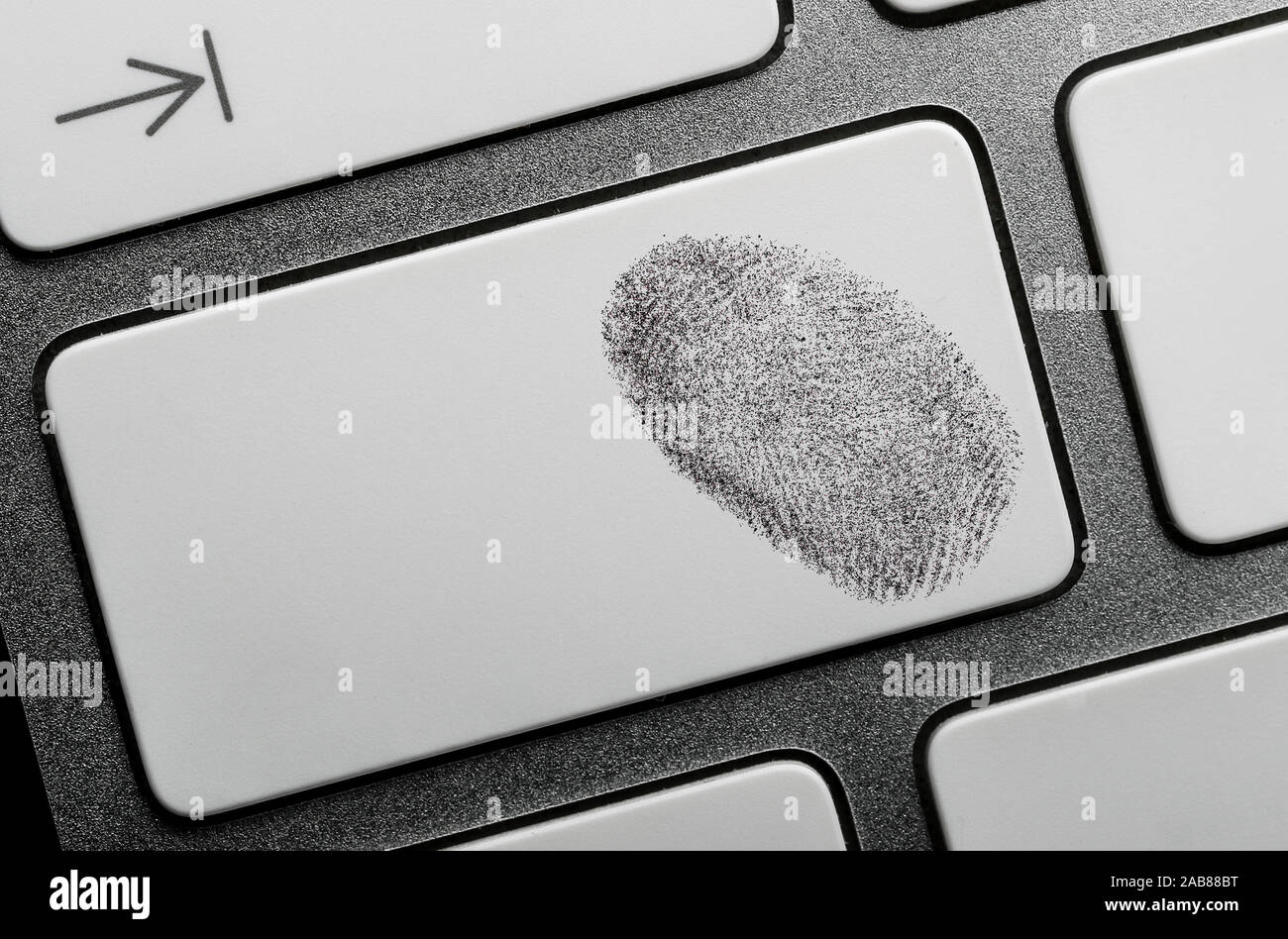 Concetto di criminalità su internet di immagini di impronte digitali a sinistra sulla tastiera di un computer Foto Stock