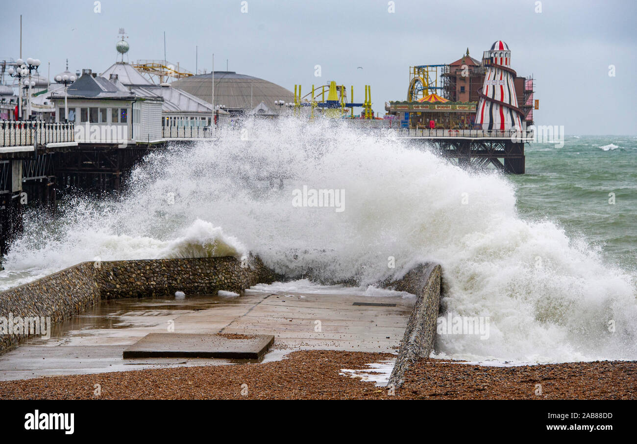 Brighton Regno Unito 26 novembre 2019 - Le onde in crash sulla spiaggia di Brighton dal Palace Pier come i resti della tempesta tropicale Sebastien arrivare in Gran Bretagna portando i forti venti e pioggia per la maggior parte delle parti del paese . Credito: Simon Dack / Alamy Live News Foto Stock