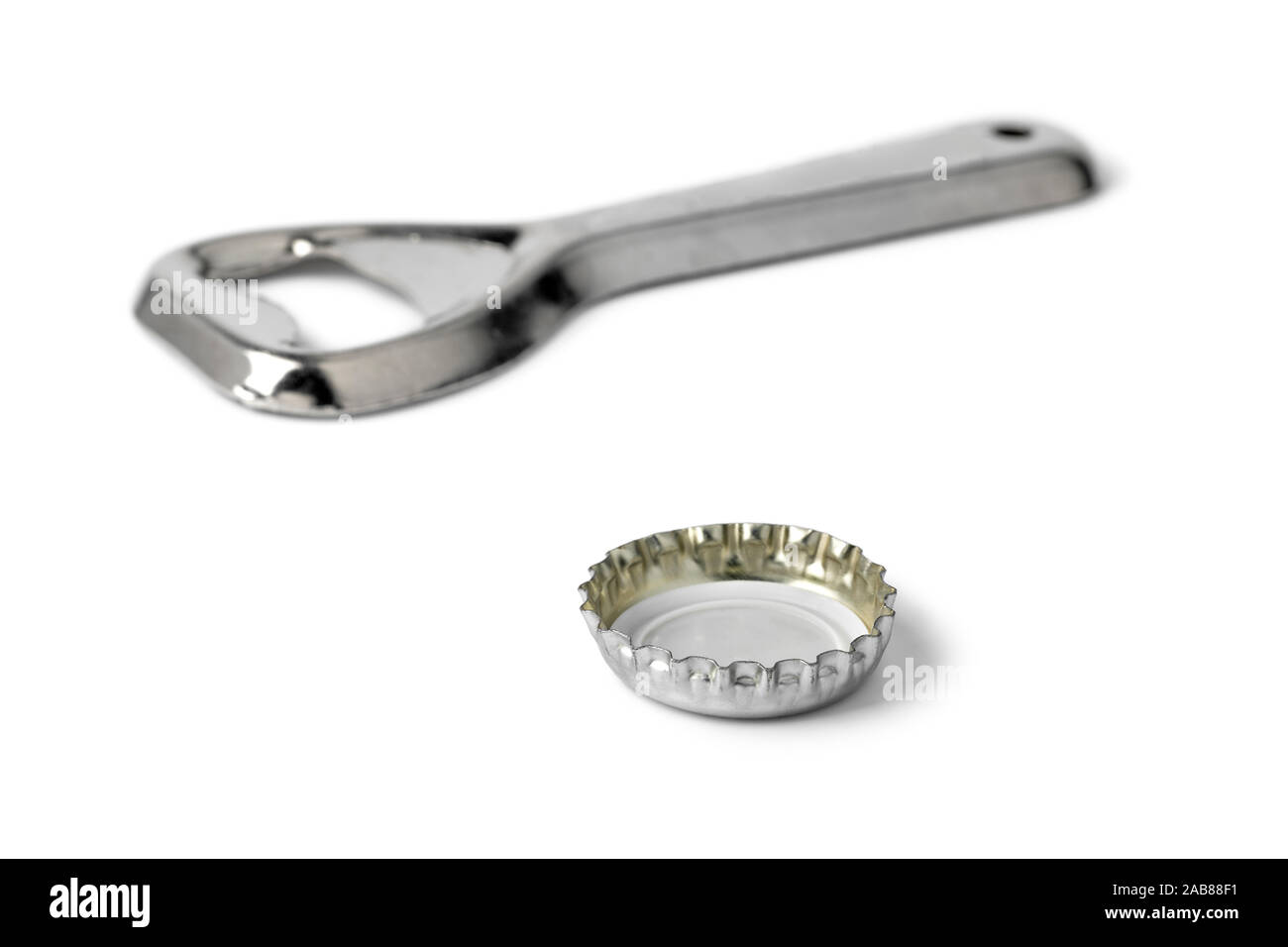 Semplice tradizionale apribottiglie e tappo di bottiglia isolato su sfondo bianco Foto Stock