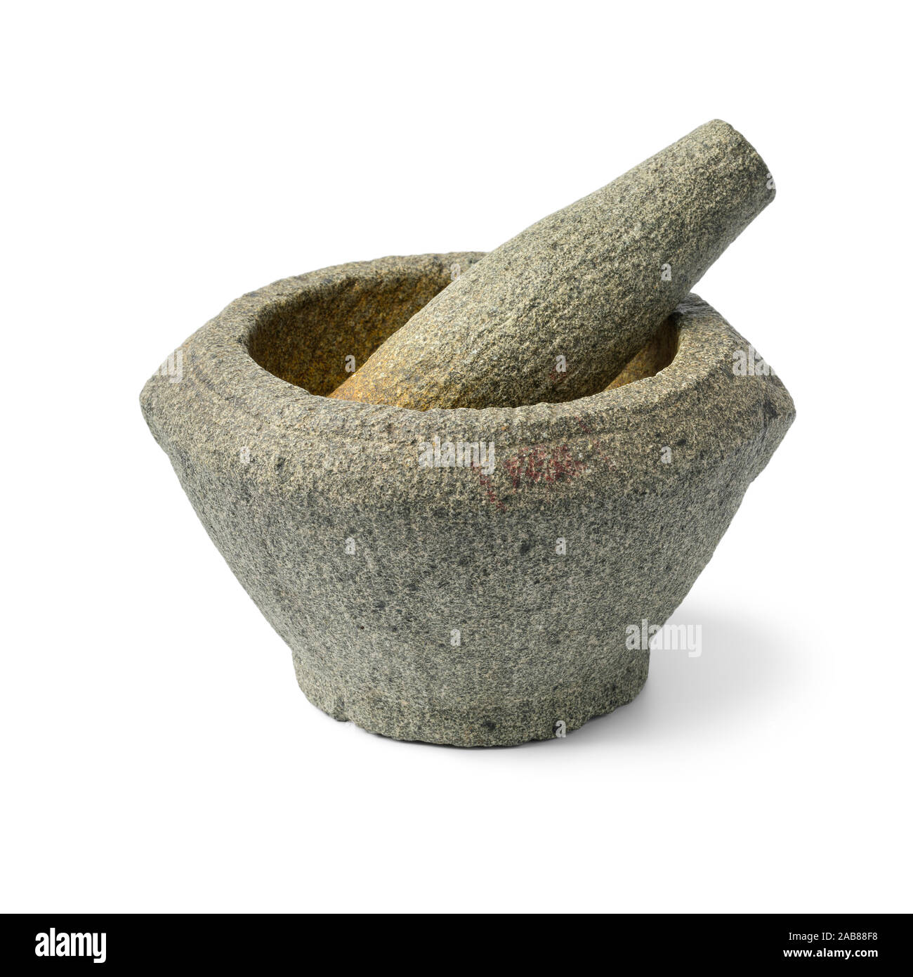 Vecchia pietra utilizzati Asian mortaio e pestello isolati su sfondo bianco Foto Stock