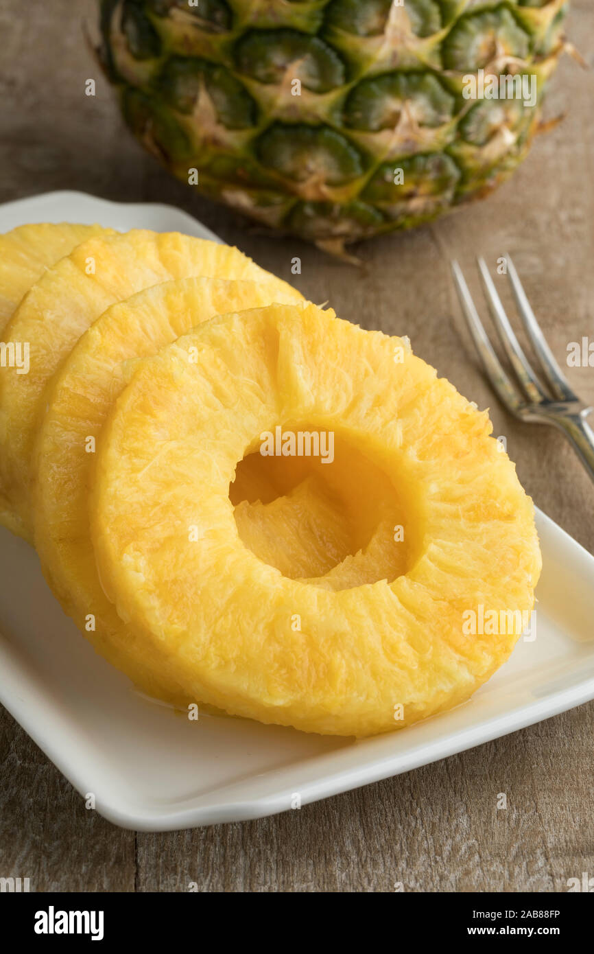 Piatto con sani e freschi tagliare fette di ananas Foto Stock