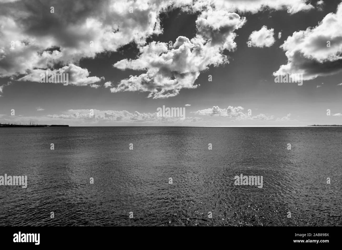 Vista panoramica del mare contro il cielo. Foto Stock
