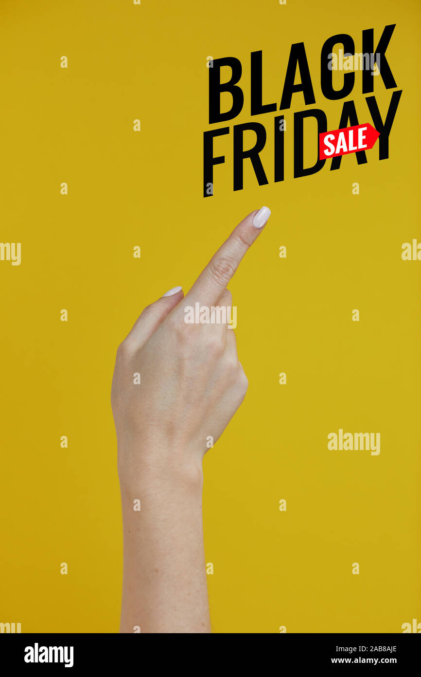 Shopping. Venerdì nero. Donna canto isolato su sfondo giallo. Il concetto di vendita, banner, poster, flyer. Foto Stock