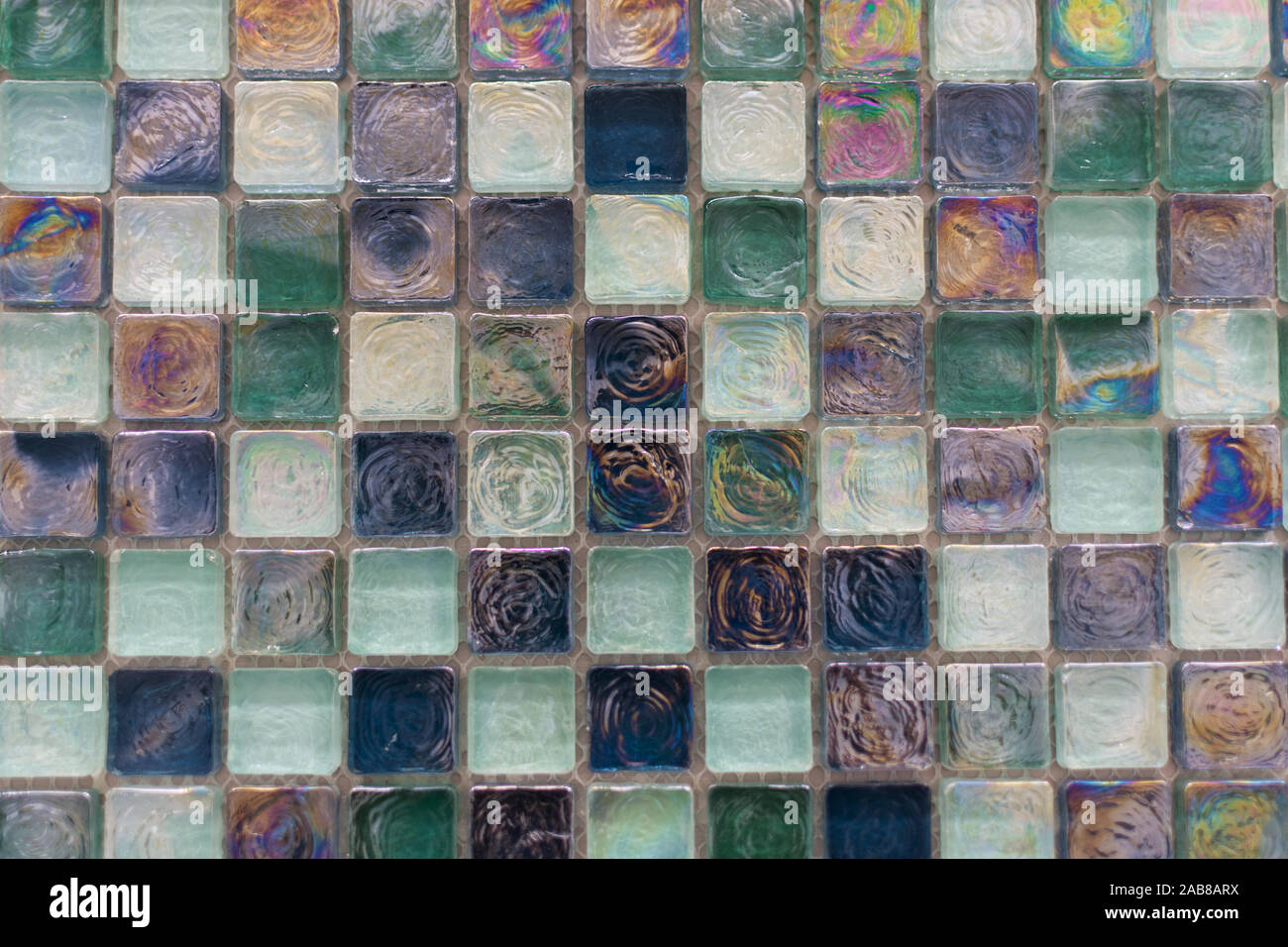 Moderna in vetro piastrelle a mosaico sullo sfondo. La piscina o la parete di piastrelle di vetro texture. Foto Stock