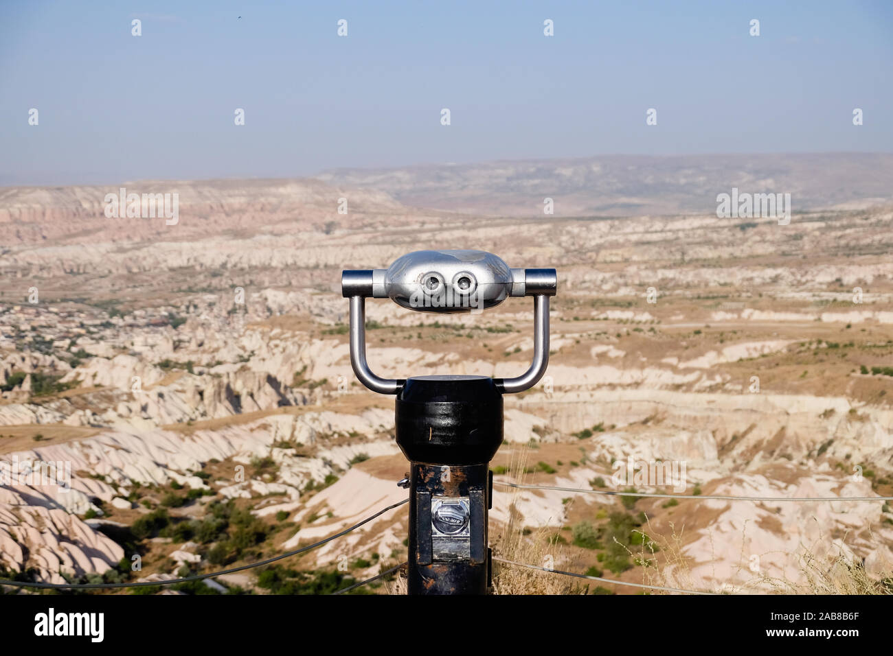 A gettone binocolo guardando sopra rocky paesaggio aperto Foto Stock