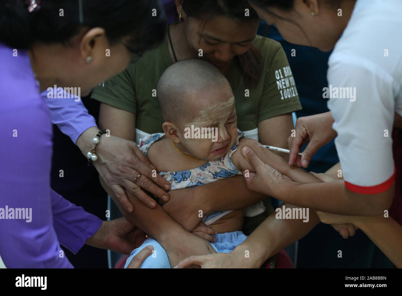 Yangon, Myanmar. 26 Nov, 2019. Un infermiere inietta il morbillo e la rosolia vaccino per un bambino durante il programma di immunizzazione di Yangon, Myanmar, nov. 26, 2019. Il Myanmar è le autorità sanitarie sono in conduzione ampliato programma di immunizzazione contro il morbillo e la rosolia a partire da martedì. Destinato a durare fino a giovedì il programma di tre giorni a copertura di bambini di età compresa tra i 9 mesi e i 5 anni da un totale di 234 township in tutto il paese. Credito: U Aung/Xinhua/Alamy Live News Foto Stock