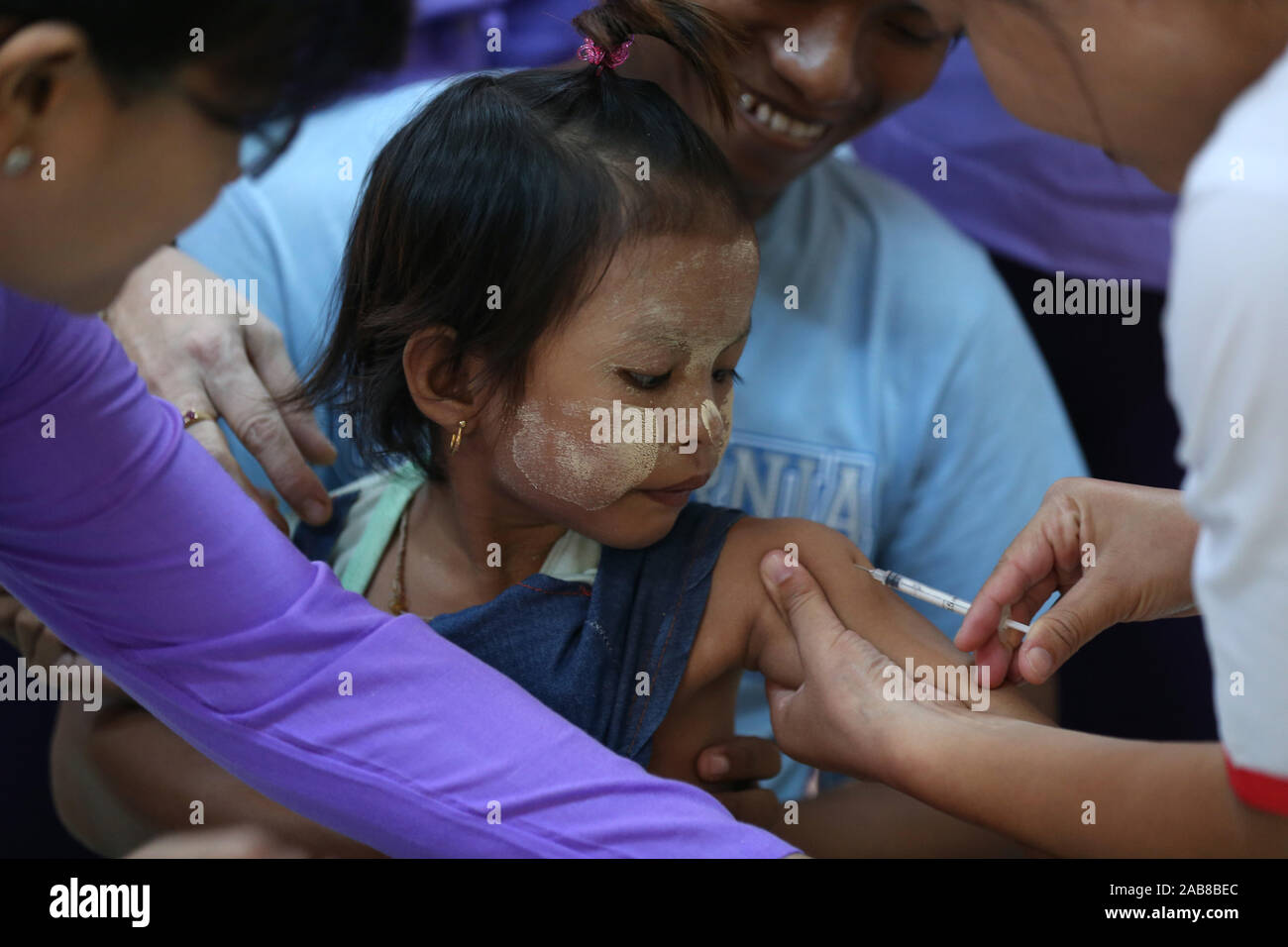 Yangon, Myanmar. 26 Nov, 2019. Un infermiere inietta il morbillo e la rosolia vaccino per un bambino durante il programma di immunizzazione di Yangon, Myanmar, nov. 26, 2019. Il Myanmar è le autorità sanitarie sono in conduzione ampliato programma di immunizzazione contro il morbillo e la rosolia a partire da martedì. Destinato a durare fino a giovedì il programma di tre giorni a copertura di bambini di età compresa tra i 9 mesi e i 5 anni da un totale di 234 township in tutto il paese. Credito: U Aung/Xinhua/Alamy Live News Foto Stock