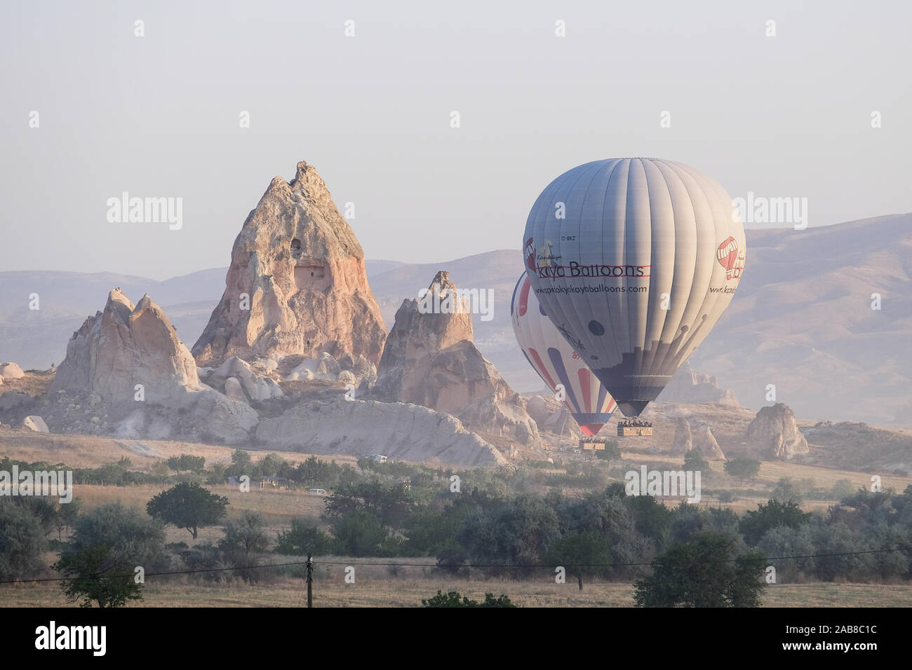 Lo zoom in vista di mongolfiere di atterraggio in Cappadocia Foto Stock