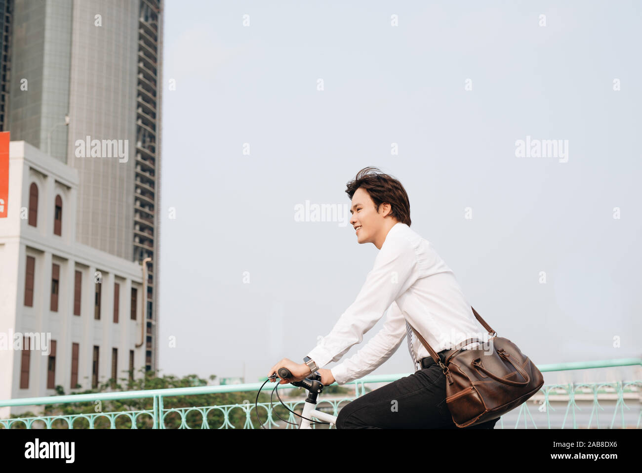 Lo stile di vita, il trasporto di persone e di concetto - giovane con le cuffie equitazione Bicicletta su una strada di città Foto Stock