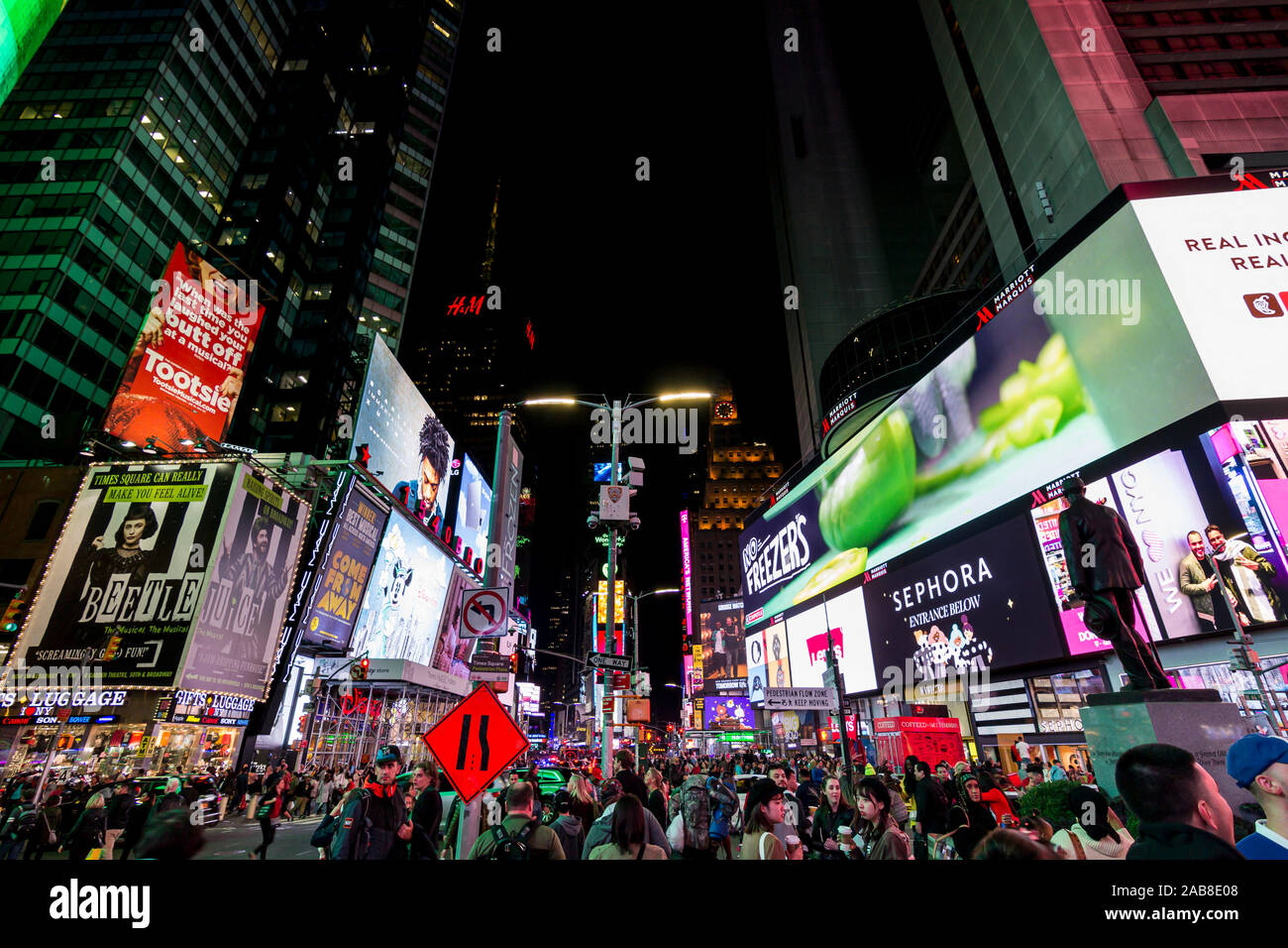 La città di New York, Stati Uniti: 15 ottobre 2019: Times Square, frenetica e affollata intersezione in Manhattan, con molti annunci al neon in un iconico street di Foto Stock