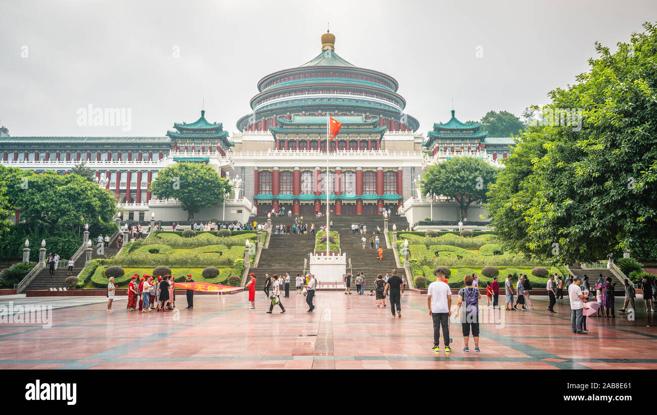 Chongqing Cina, 7 Agosto 2019 : assemblea popolare Hall vista frontale con i turisti cinesi sul giorno nuvoloso a Chongqing Cina Foto Stock