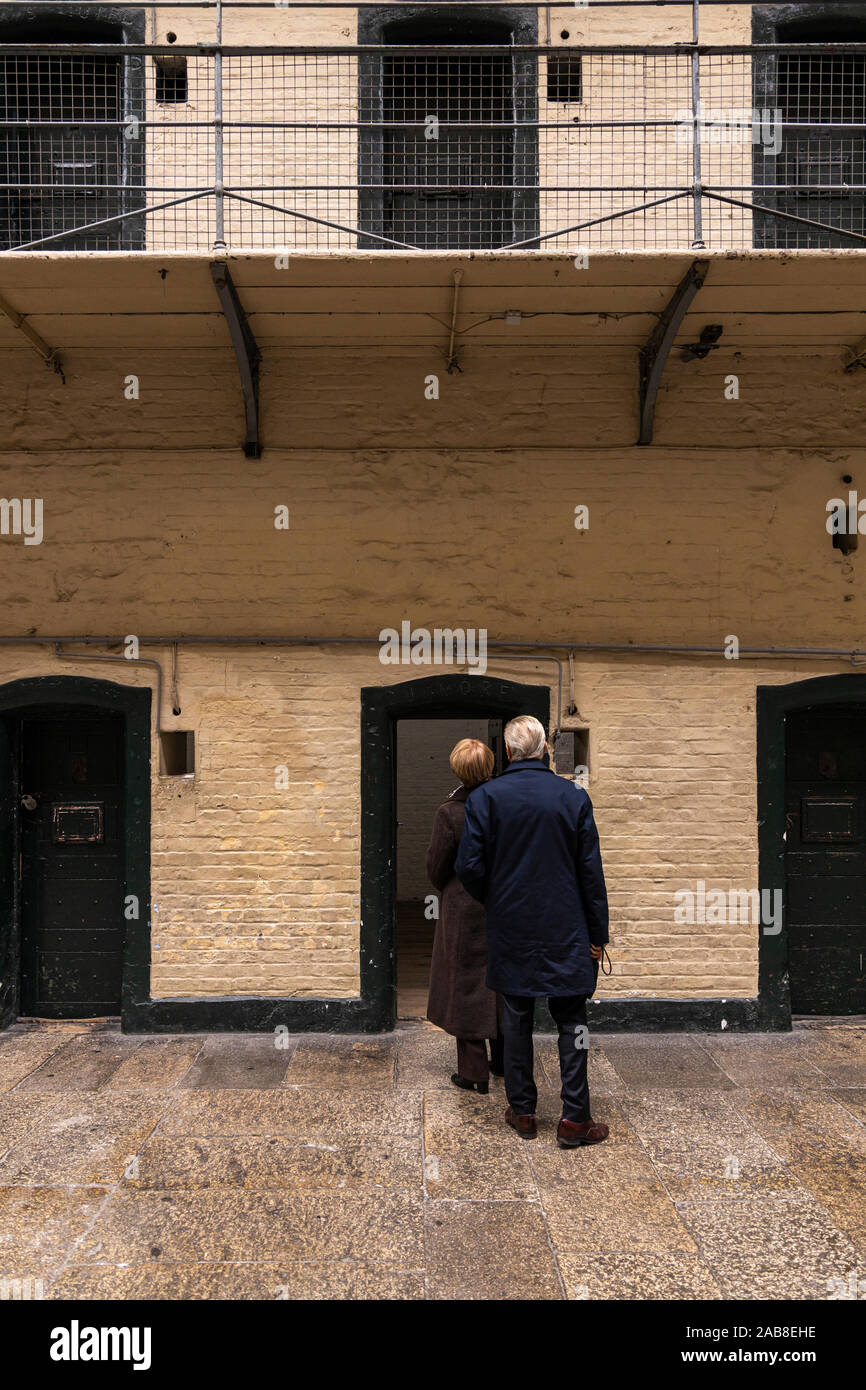 Turisti visitano Kilmainham Gaol, nell'ala est guardando le celle, Dublino, Irlanda Foto Stock