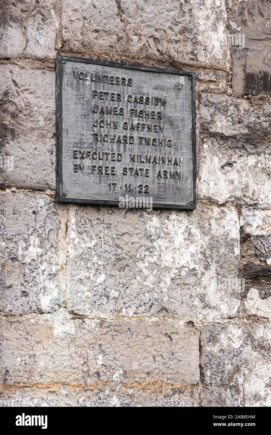 Lapide con i nomi dei volontari eseguiti nel cortile a Kilmainham Gaol durante la guerra civile irlandese nel 1922, Dublino, Irlanda Foto Stock