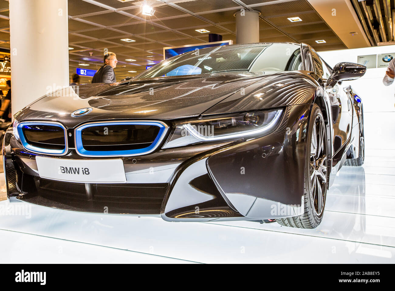 Dall'aeroporto di Dubai, Australia - 12 Giugno 2014: BMW i8 Hybrid auto in mostra a Dubai Airport. Foto Stock