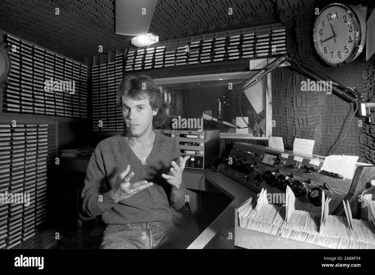 Stazione radio pirata radio laser 558 al largo della costa di Felixstowe Suffolk Inghilterra. Stanno trasmettendo dalle acque internazionali del Mare del Nord.1980s Regno Unito. Ritratto del disc jockey David Lee Stone 1984 HOMER SYKES Foto Stock