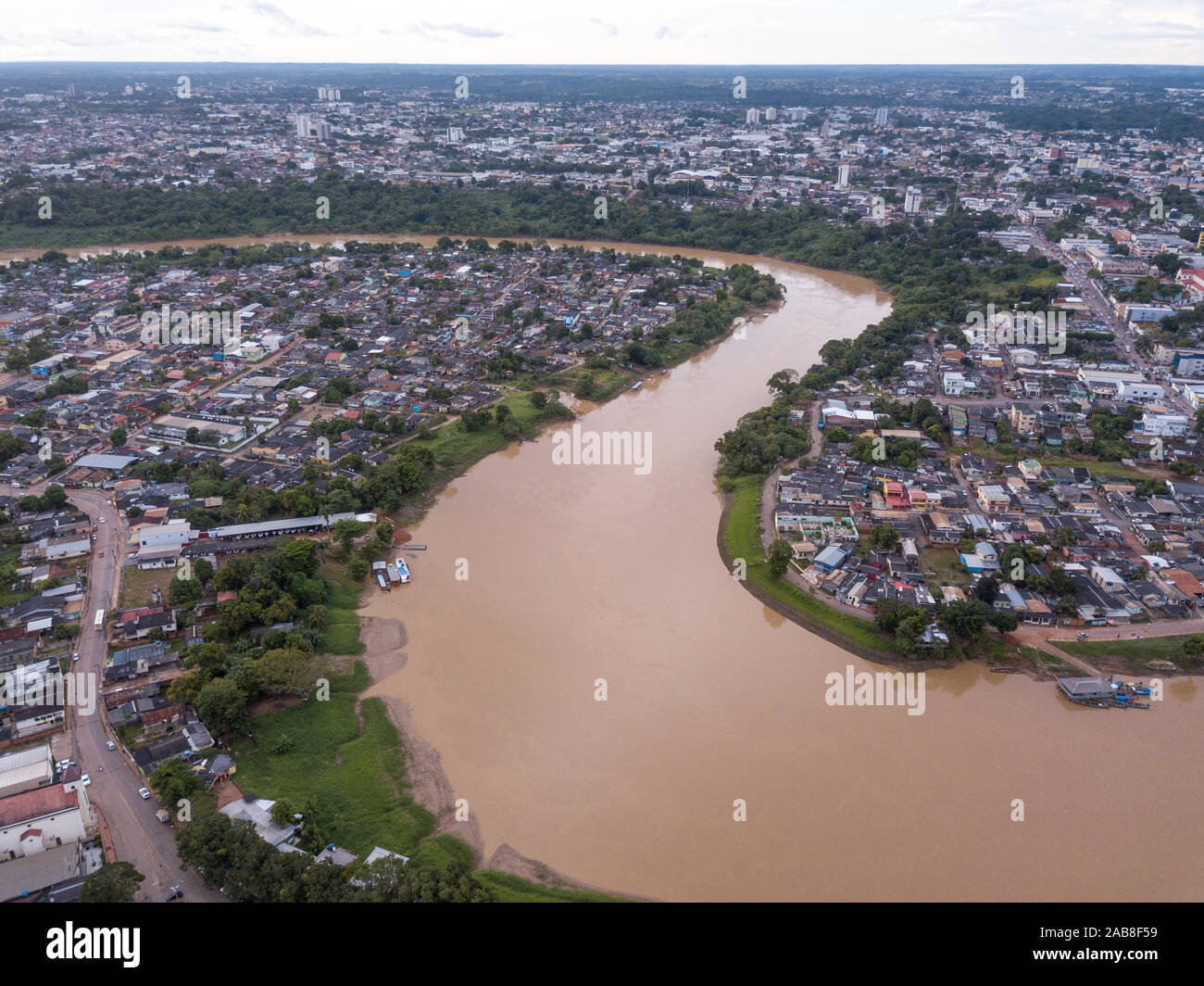 Vista aerea del drone delle curve del fiume Acre skyline negli edifici del centro città di rio Branco e amazon, strade in nuvoloso giorno d'inverno. Brasile. Foto Stock