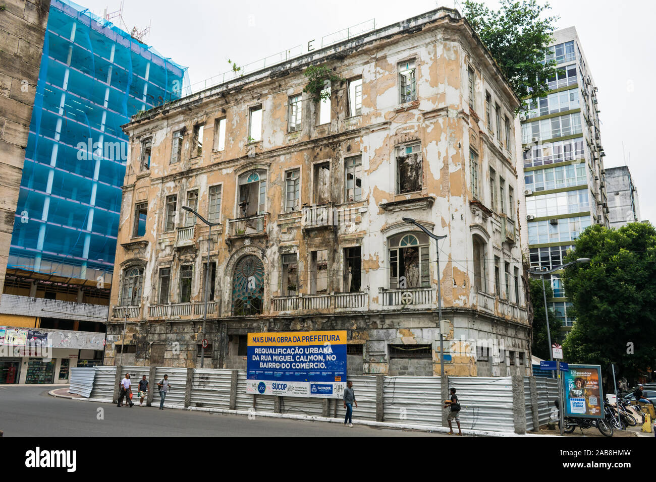 Resti di un edificio storico accanto al mercato Modelo in Comercio quartiere, che è attualmente in una fase di riabilitazione urbana progetto Foto Stock