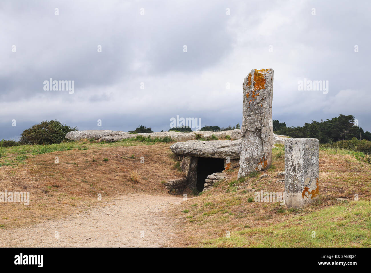 Dolmen Pierres piatti - il famoso monumento megalitico a Locmariaquer in Bretagna Foto Stock