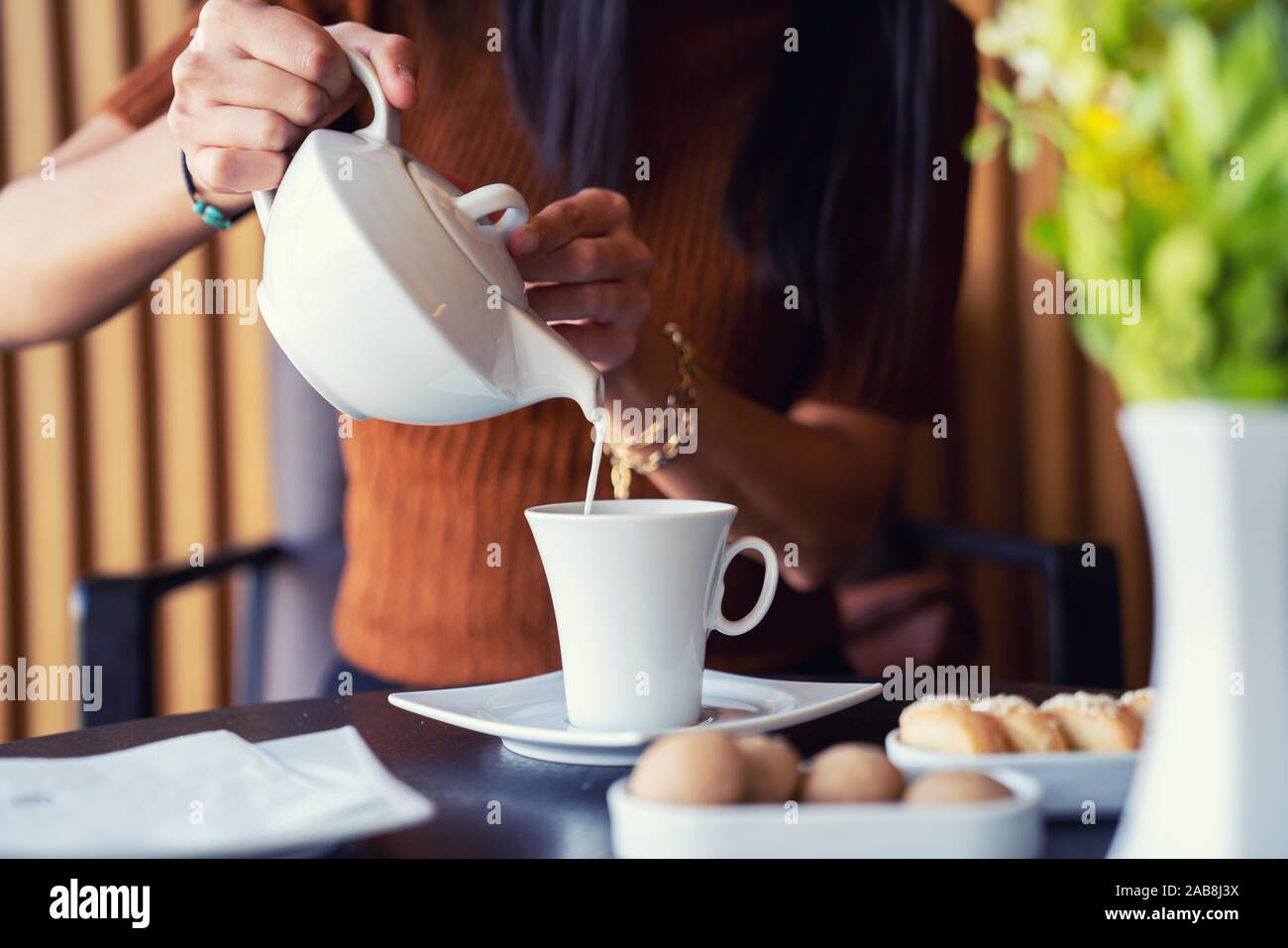 Un delizioso caffè con i cookie è di servire in un elegante ristorante o bar. Foto Stock