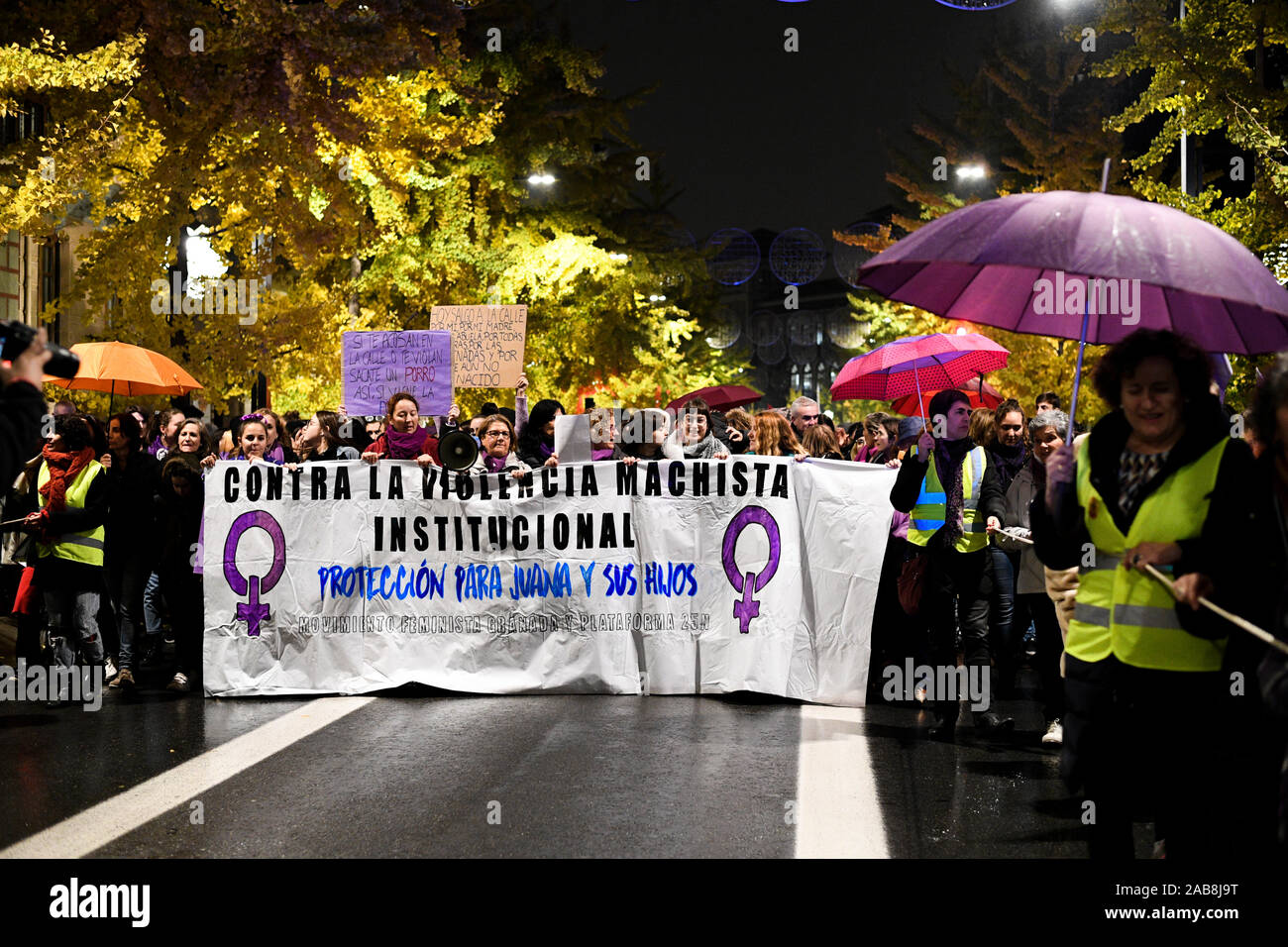 Donne marzo tenendo un banner durante la Giornata Internazionale per lâ eliminazione della violenza contro le donne in Granada. Foto Stock