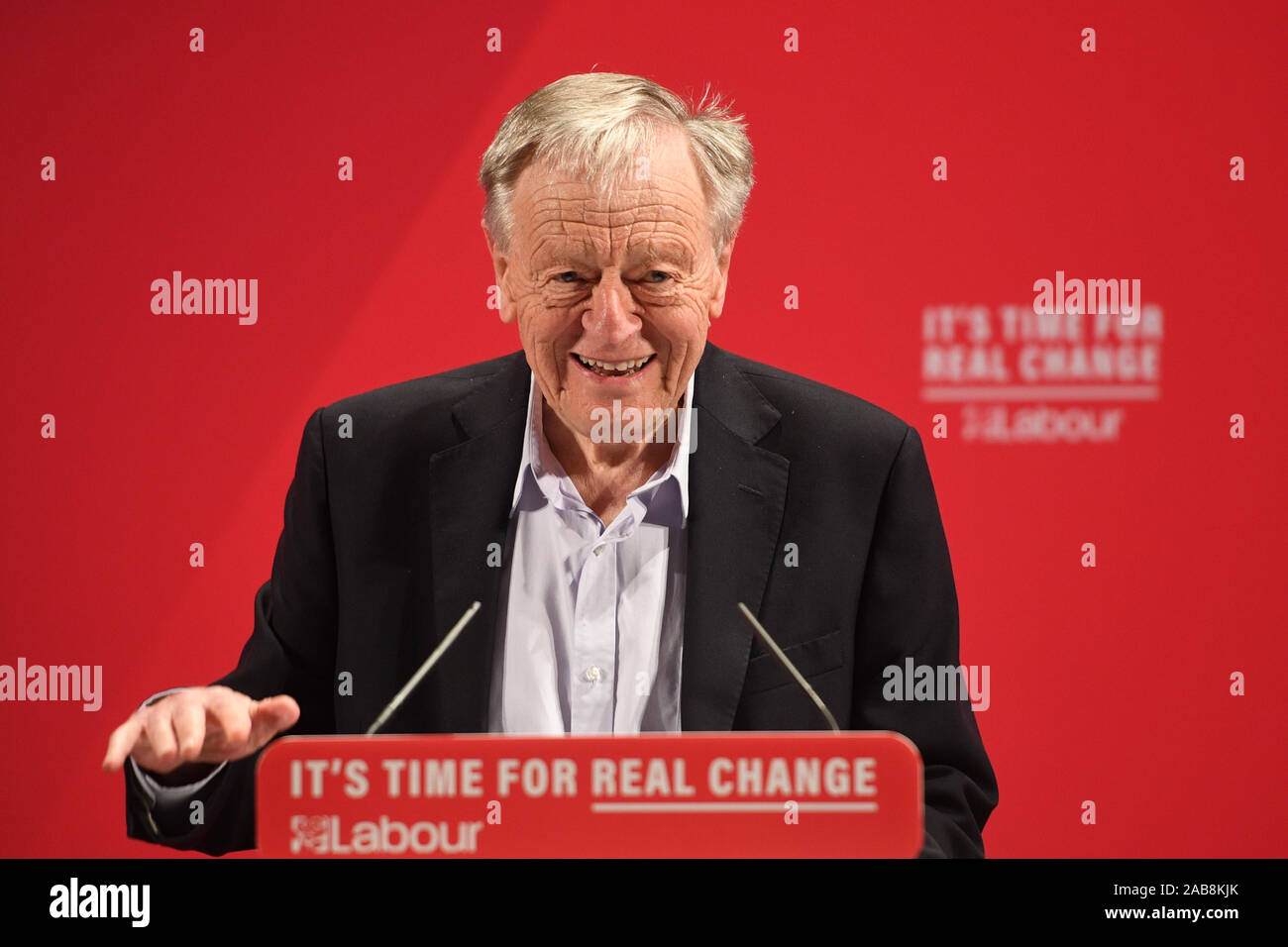 Signore duplicazioni parlando in occasione del lancio del partito laburista razza e fede manifesto presso il Bernie Grant Arts Centre di Londra Nord. Foto Stock