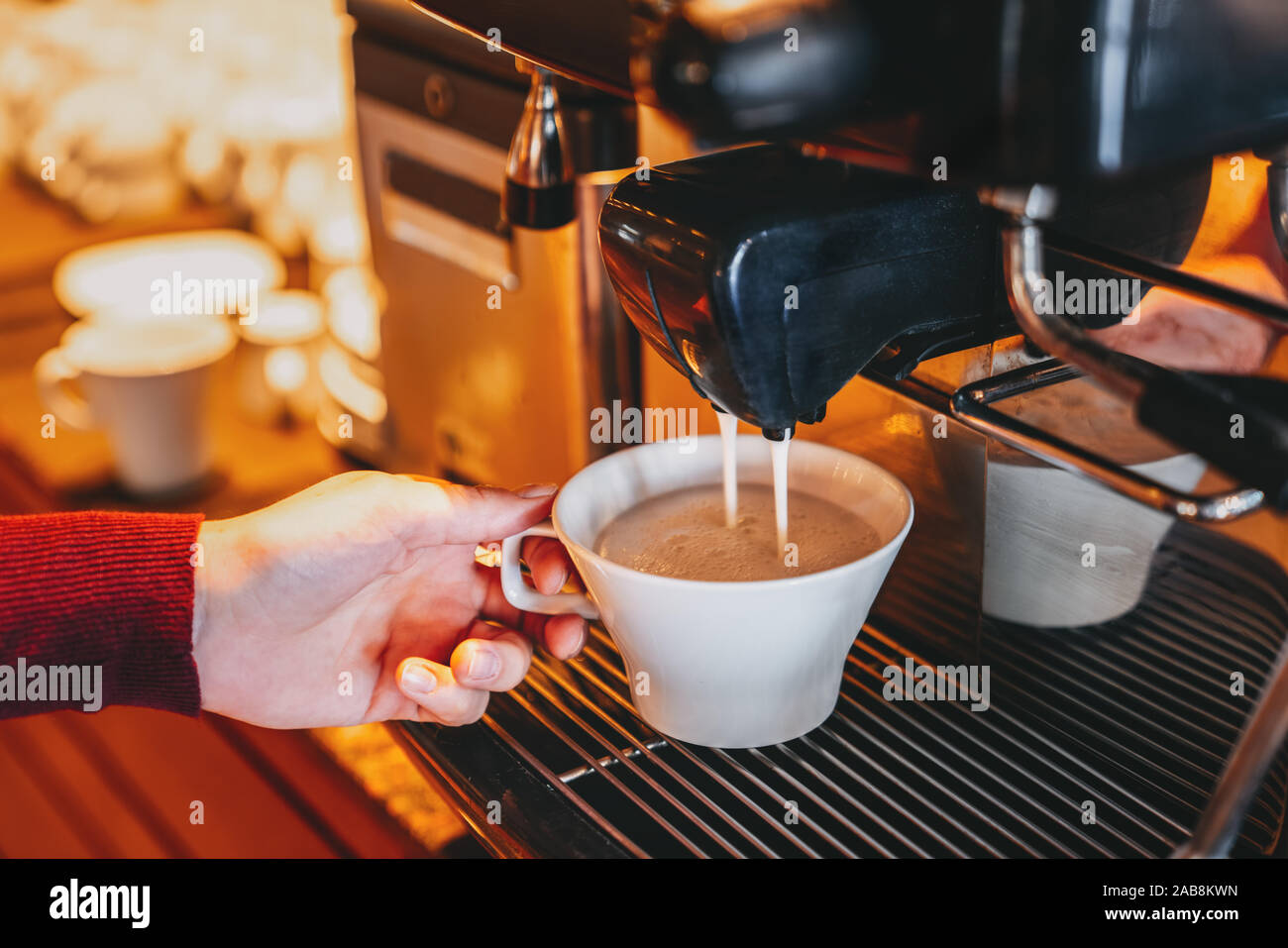 Un delizioso caffè è in servizio in un elegante ristorante o bar. Foto Stock
