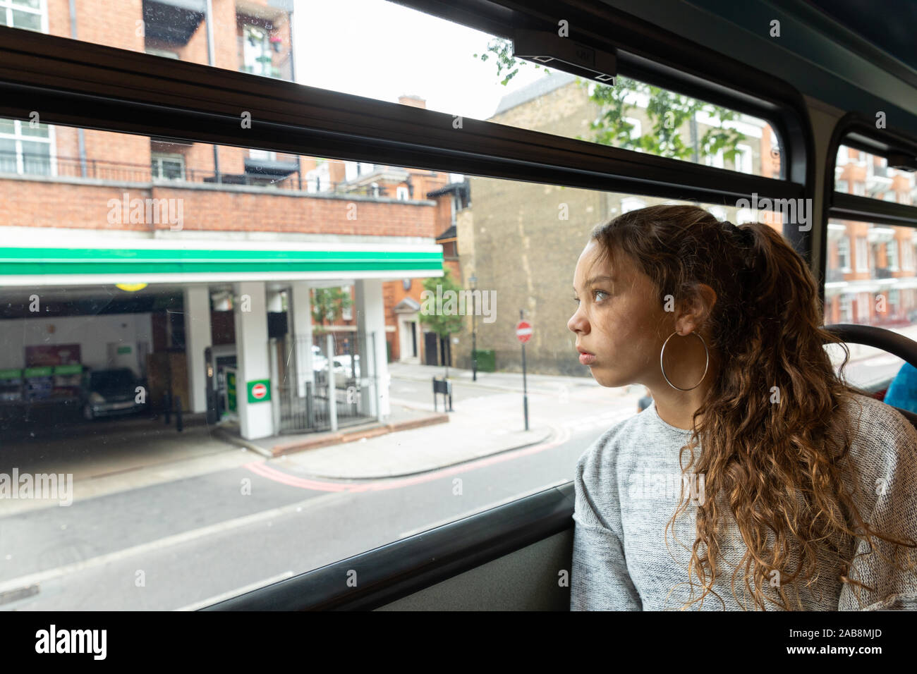 Ragazza giovane viaggi in autobus a Londra Foto Stock