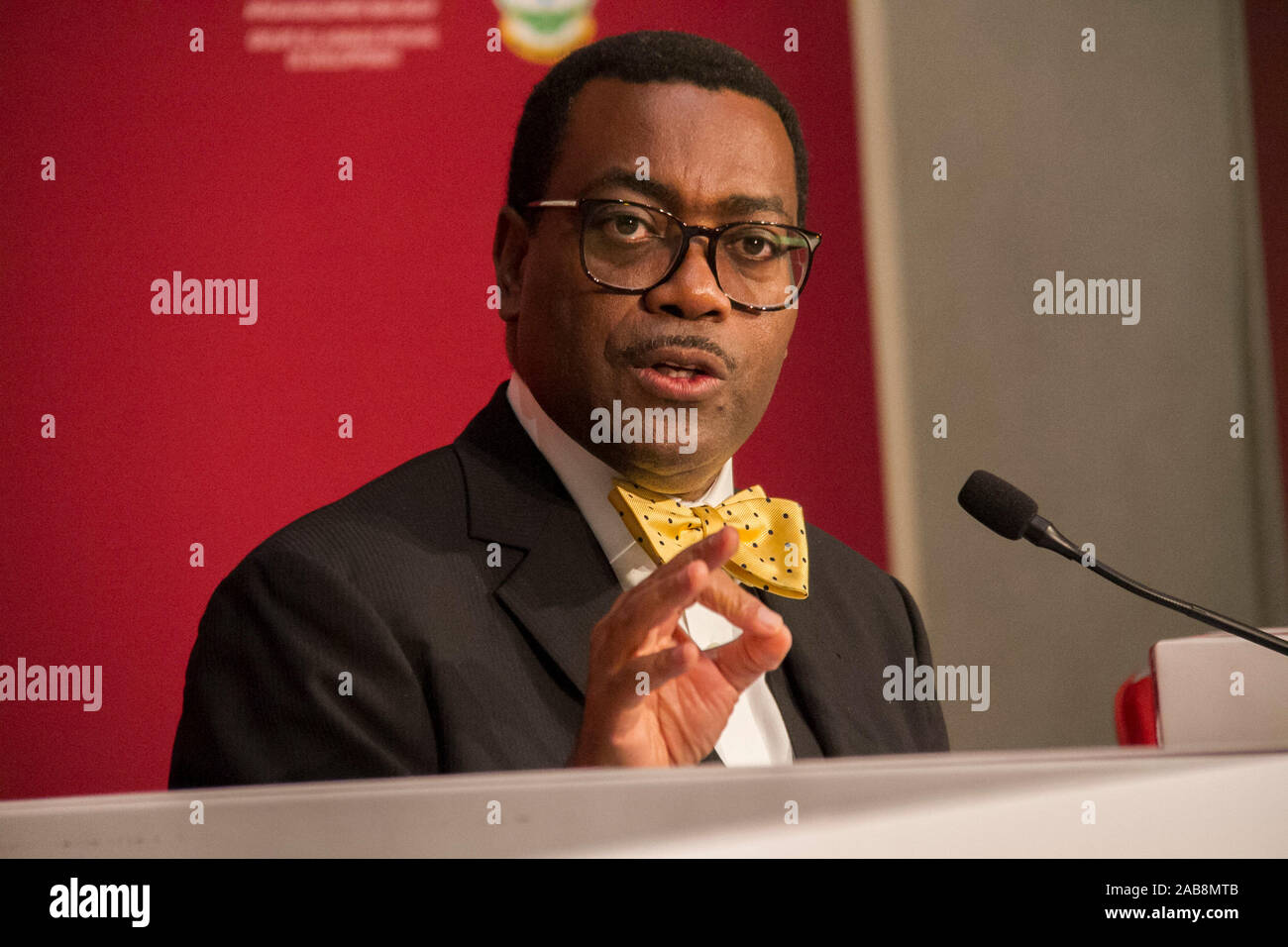 A Kigali, Ruanda. 25 Nov, 2019. Presidente della Banca Africana di Sviluppo Akinwumi Adesina parla al Global Summit di genere a Kigali, capitale del Rwanda, nov. 25, 2019. La quarta Global Summit di genere ha dato dei calci a fuori il lunedì nella capitale Ruandese Kigali City, dove i leader africani a spinta per sforzi concertati per chiudere il divario fra i sessi in Africa. I tre giorni del Vertice doppiato, 'disimballaggio vincoli per la parità tra i sessi," riunisce oltre duemila delegati fra Capi di stato, i partner di sviluppo, le organizzazioni non governative e con il mondo accademico. Credito: Cirillo Nedegeya/Xinhua/Alamy Live News Foto Stock