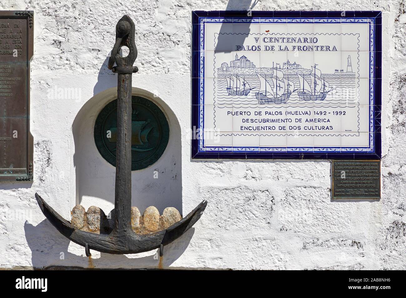 Memorial incontro di due mondi Picallo, V Centenario dell arrivo della Columbus Monterreal castle in background, Baiona, Bayona, Pontevedra, Foto Stock