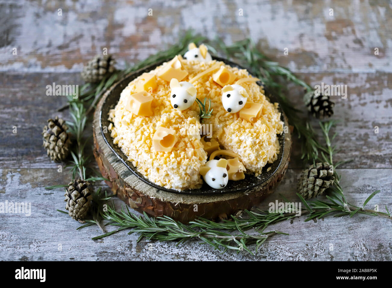 Anno Nuovo 2020 insalata. Mouse in insalata di formaggio con ananas e formaggio. Le decorazioni a forma di uovo topi. Foto Stock