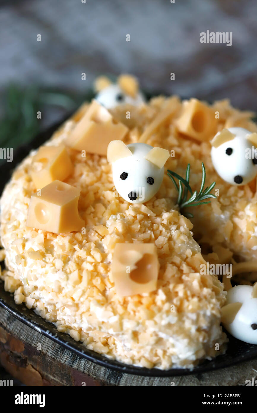 Anno Nuovo 2020 insalata. Mouse in insalata di formaggio con ananas e formaggio. Le decorazioni a forma di uovo topi. Foto Stock
