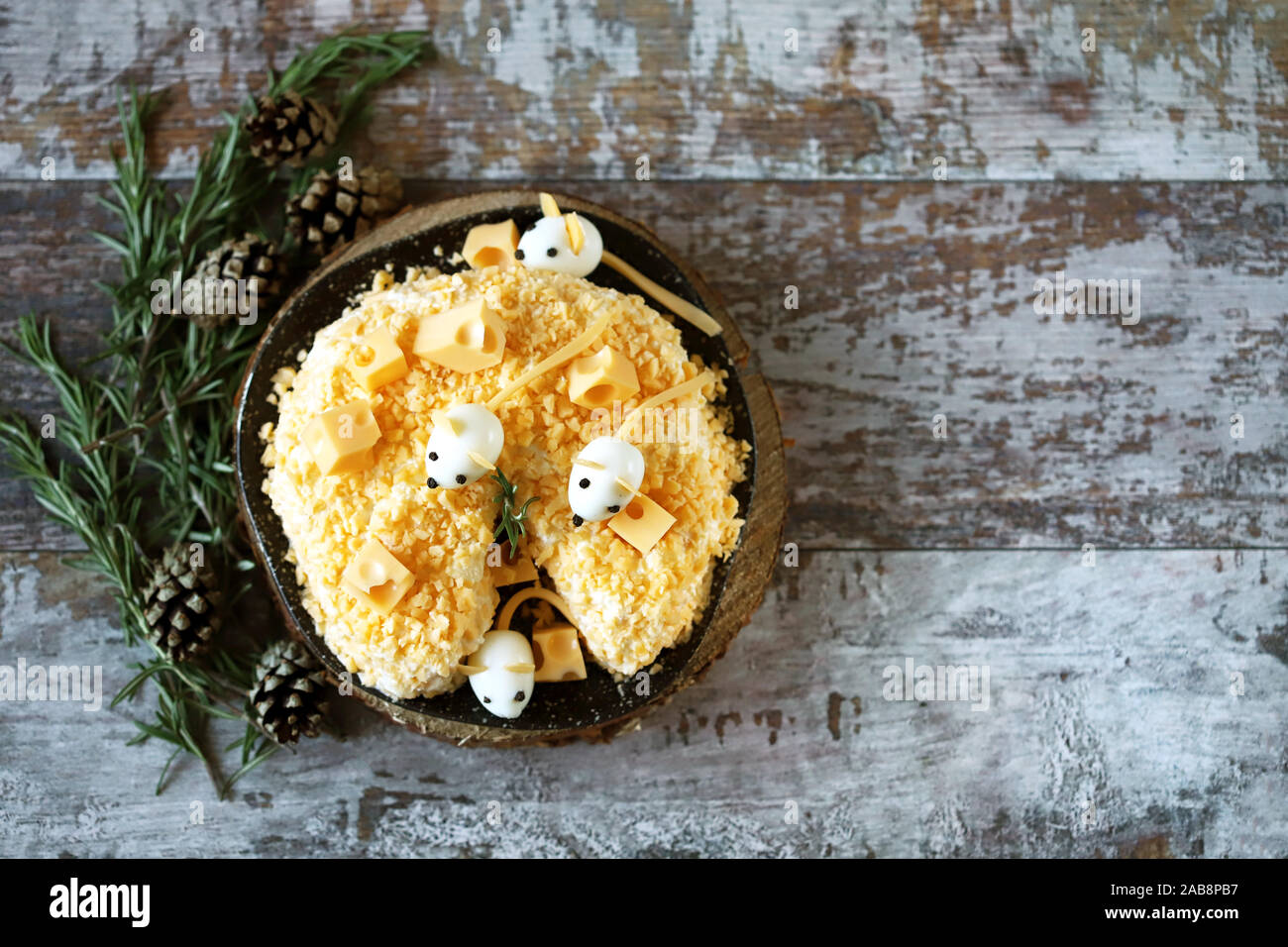 Anno Nuovo 2020 insalata. Mouse in insalata di formaggio con ananas e formaggio. Le decorazioni a forma di uovo topi. Foto Stock