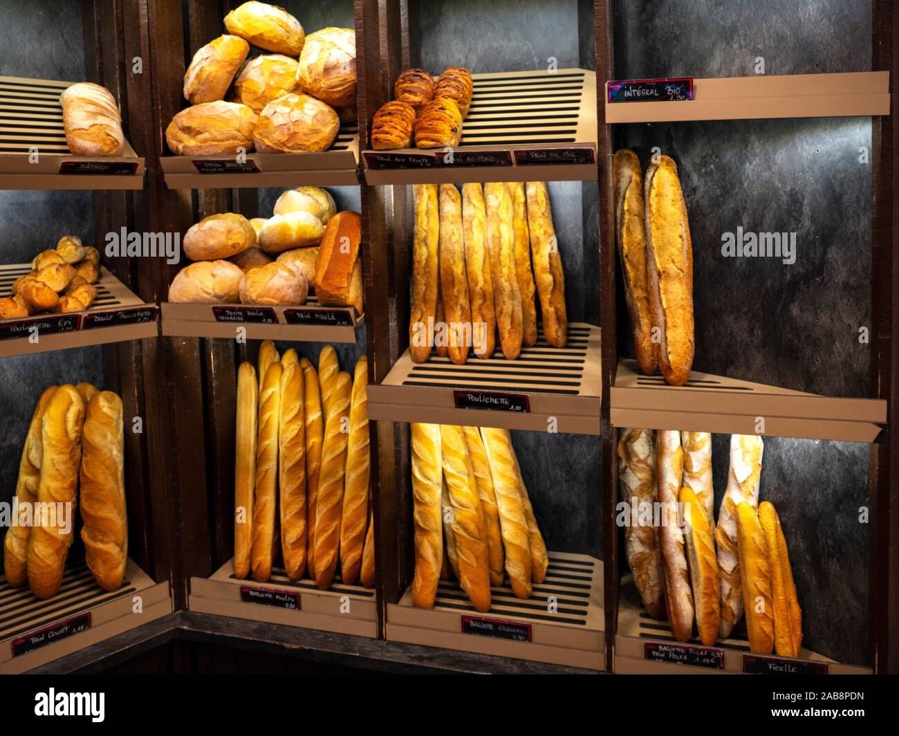 Francia, cibo, diversi tipi di pane francese in una panetteria a La Mothe Achard (Vendee). Foto Stock