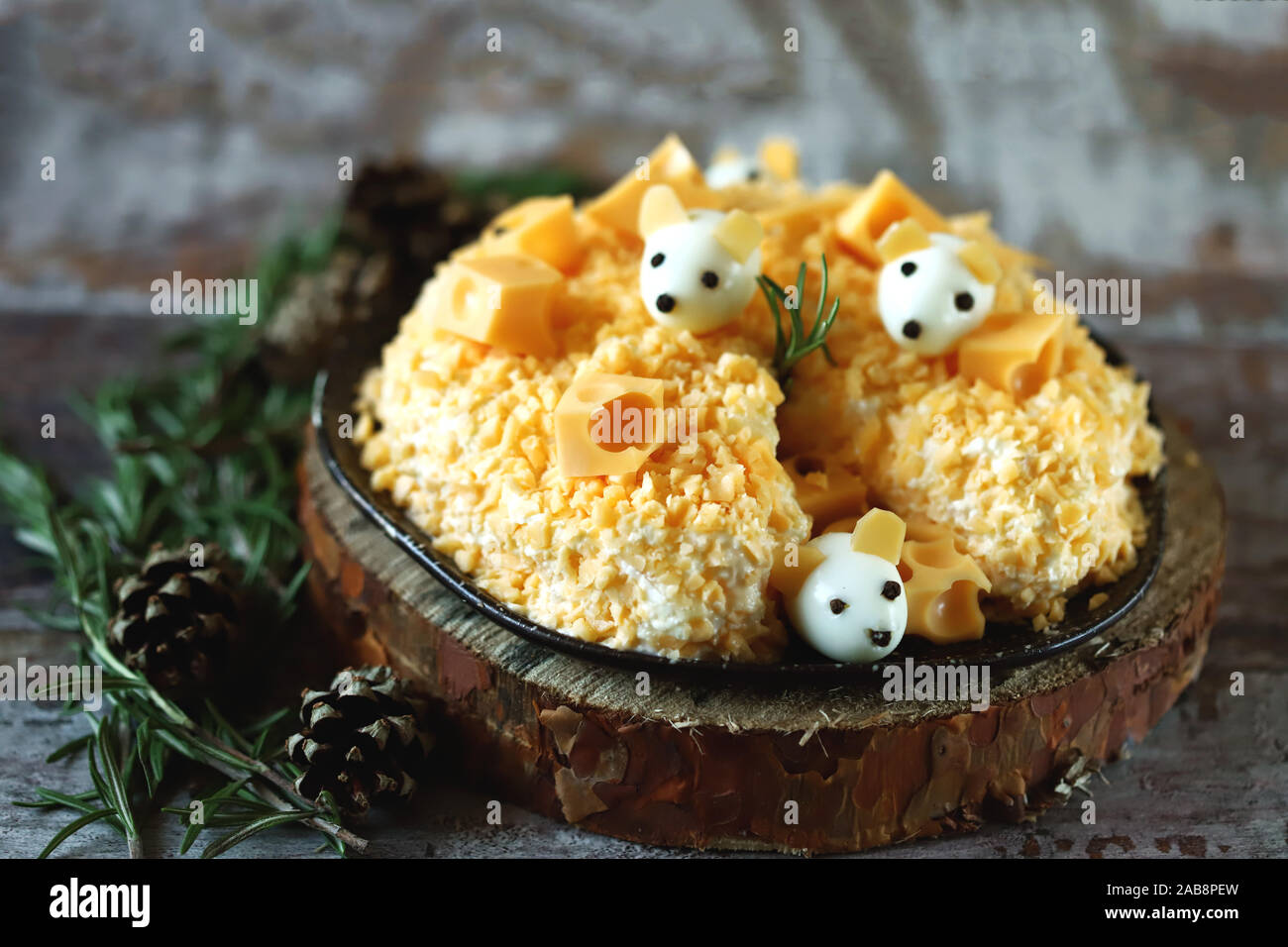 Anno Nuovo 2020 insalata. Mouse in insalata di formaggio con ananas e formaggio. Le decorazioni a forma di uovo topi. Foto Stock