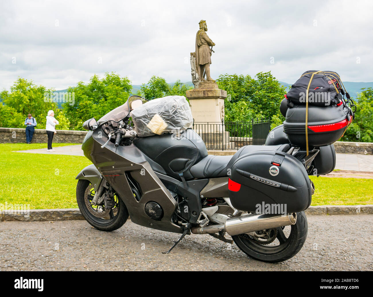 Touring motorcylce parcheggiato su castle esplanade & Rbert Bruce statua, il Castello di Stirling, Scozia, Regno Unito Foto Stock