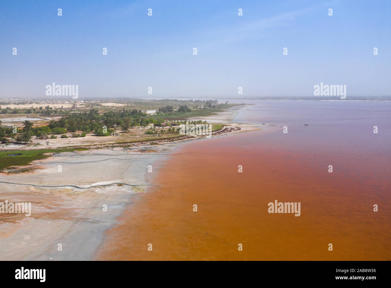 Vista aerea del Lago Rosa Retba o Lac Rose in Senegal. Foto realizzate da fuco dal di sopra. Africa paesaggio naturale. Foto Stock