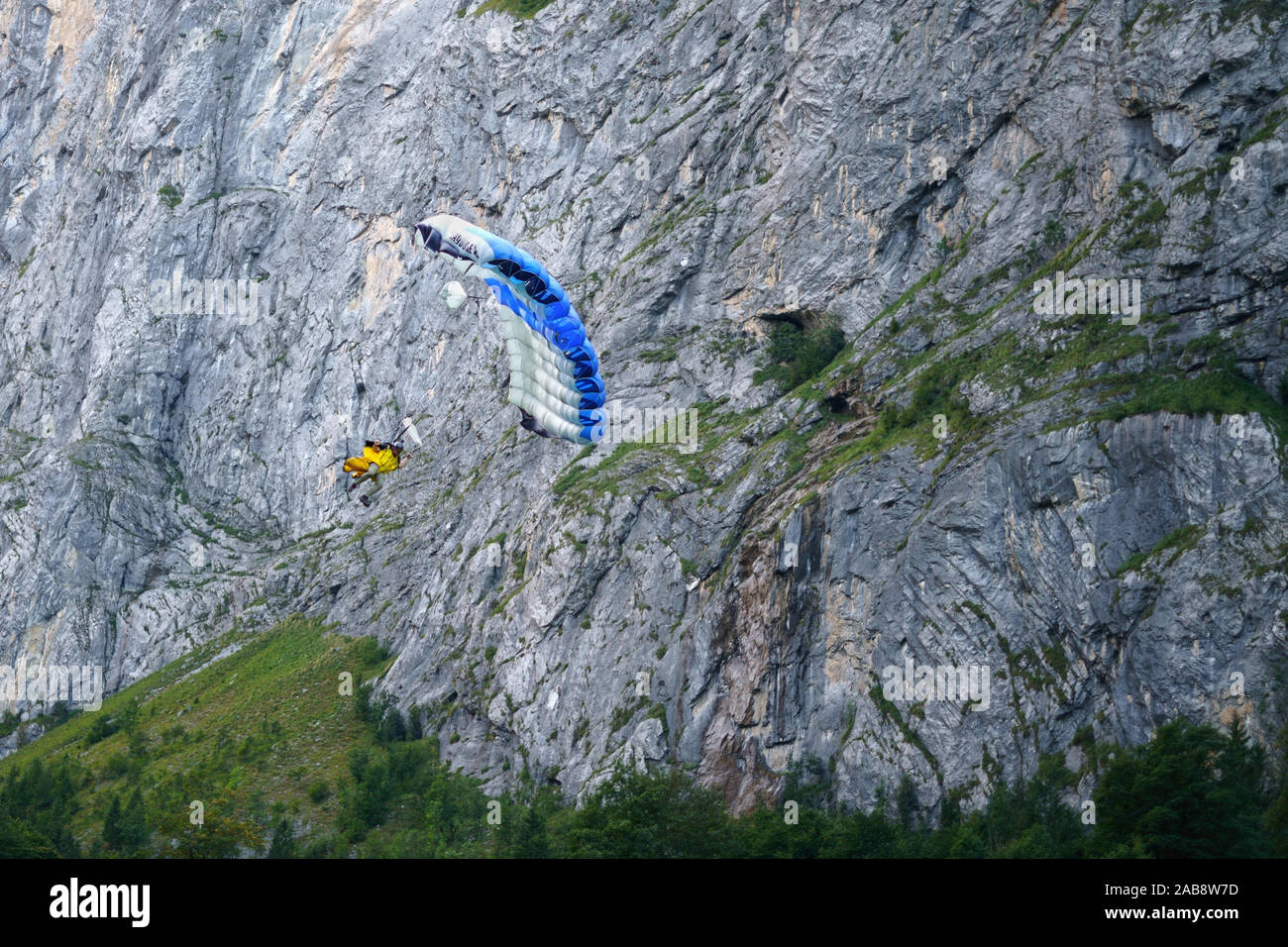 BASE jump nel villaggio svizzero di Lauterbrunnen, cantone di Berna, Svizzera. Lauterbrunnen con le sue spettacolari scogliere è una mecca per wingsuit flying. Foto Stock