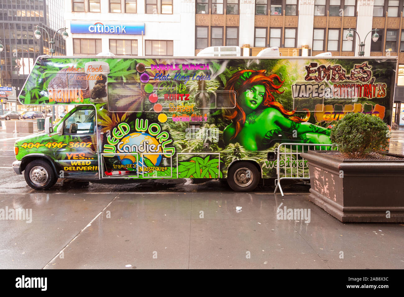 Mondo di erbaccia carrello commestibile la vendita di prodotti a base di cannabis, 7th Avenue, New York City, Stati Uniti d'America. Foto Stock