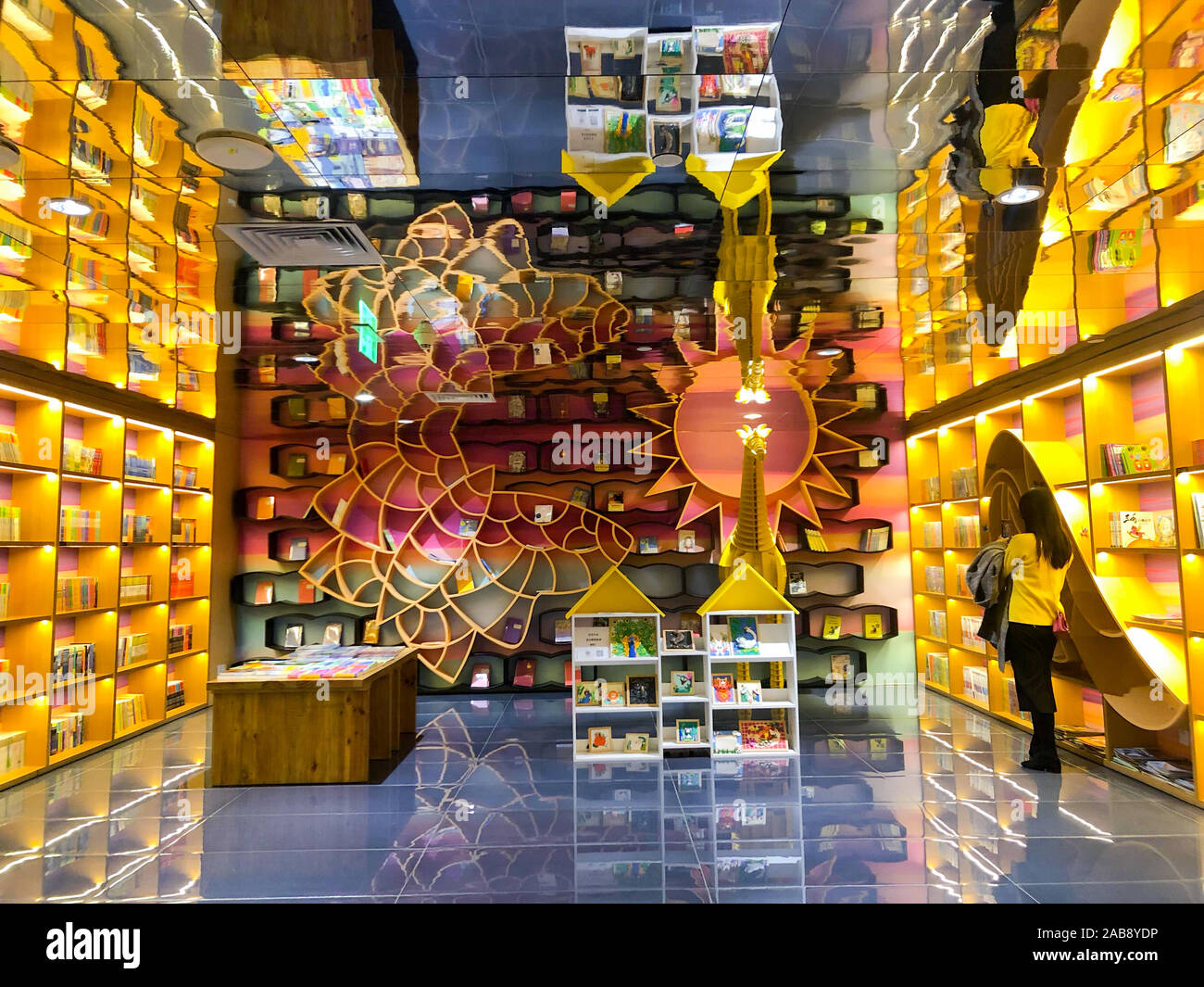 Un visitatore cinese prende le immagini in corrispondenza di un ramo della libreria alla moda la catena di Angelo nella città di Hangzhou, a est della Cina di Provincia dello Zhejiang il 25 novembre Foto Stock