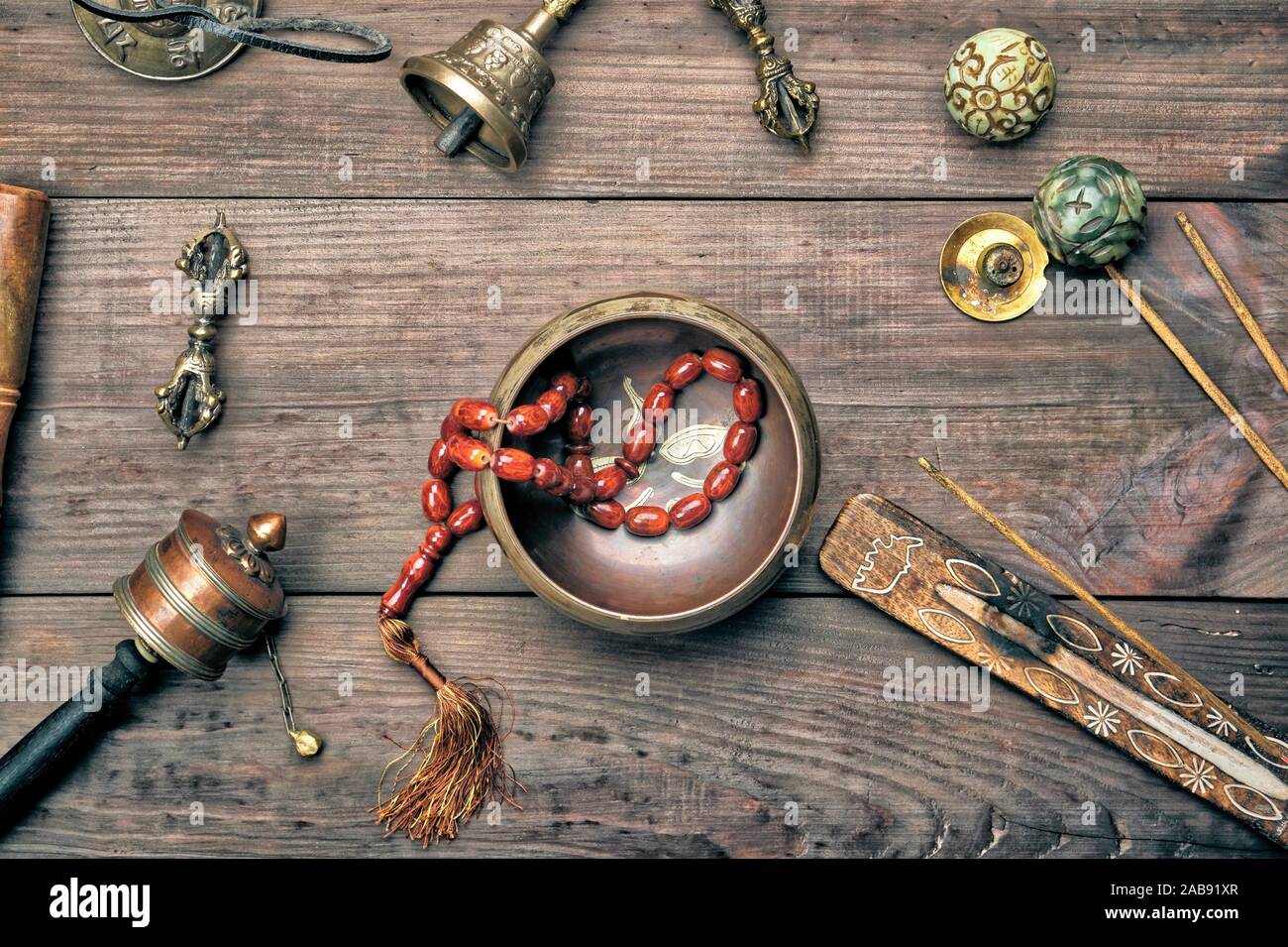 Il rame Singing Bowl, grani di preghiera, preghiera tamburo e altre  religiose tibetane oggetti per la meditazione e la medicina alternativa  Foto stock - Alamy