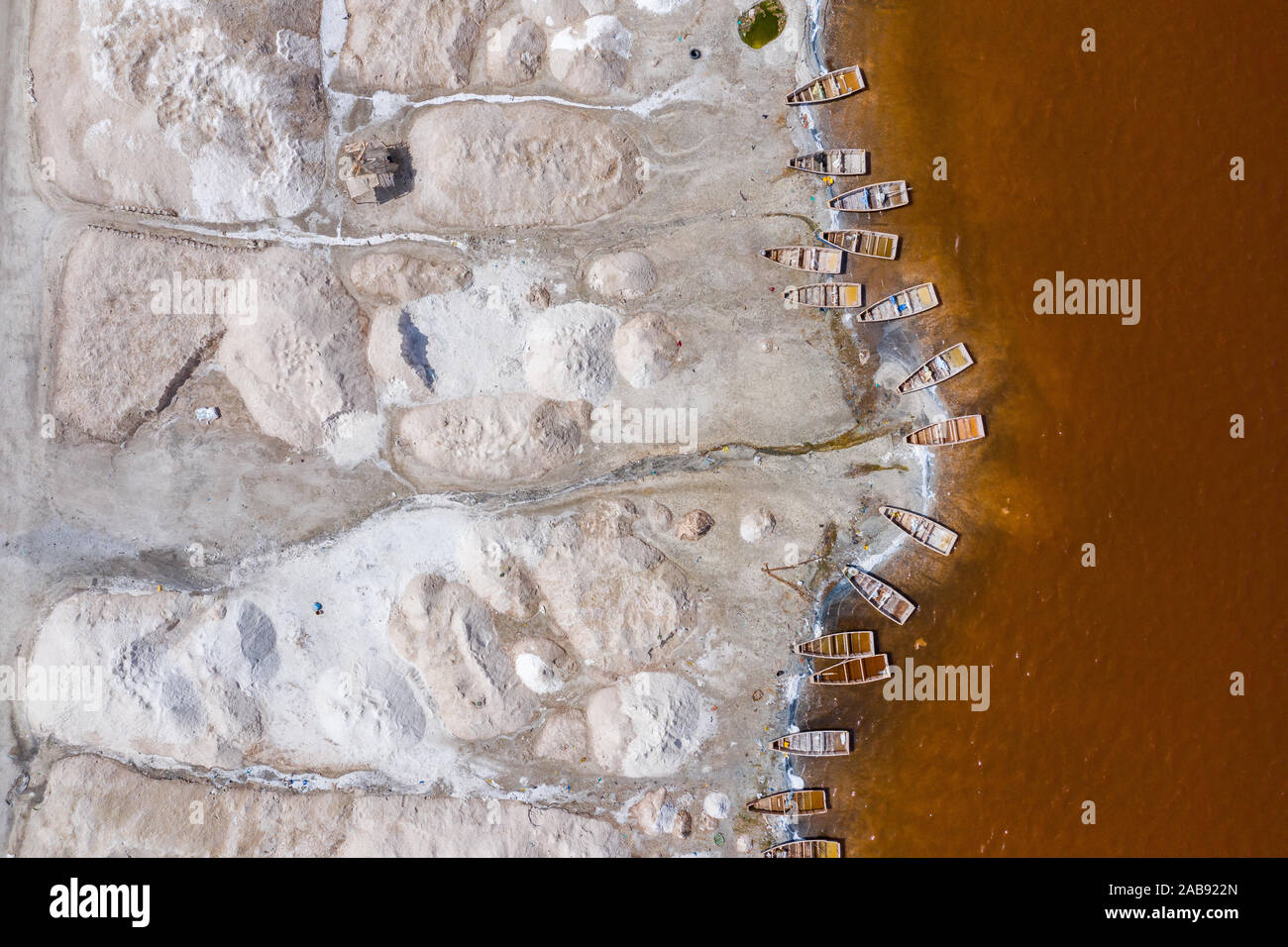 Vista aerea del Lago Rosa Retba o Lac Rose in Senegal. Foto realizzate da fuco dal di sopra. Africa paesaggio naturale. Foto Stock
