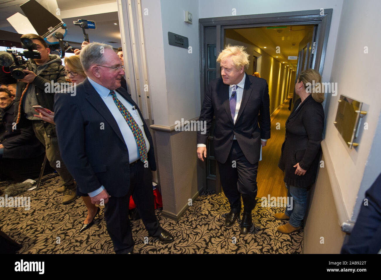 North Queensferry, UK. Il 26 novembre 2019. Nella foto: Boris Johnson MP - REGNO UNITO Il Primo Ministro e il leader dei conservatori e di partito unionista. Partito conservatore di lancio Manifesto: Boris Johnson visto per la sua campagna elettorale a North Queensferry. Credito: Colin Fisher/Alamy Live News Foto Stock