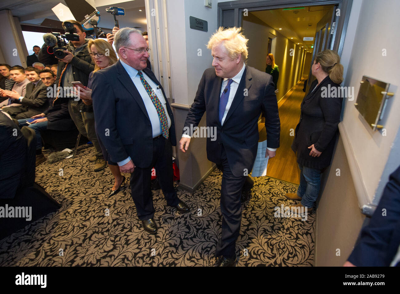 North Queensferry, UK. Il 26 novembre 2019. Nella foto: Boris Johnson MP - REGNO UNITO Il Primo Ministro e il leader dei conservatori e di partito unionista. Partito conservatore di lancio Manifesto: Boris Johnson visto per la sua campagna elettorale a North Queensferry. Credito: Colin Fisher/Alamy Live News Foto Stock