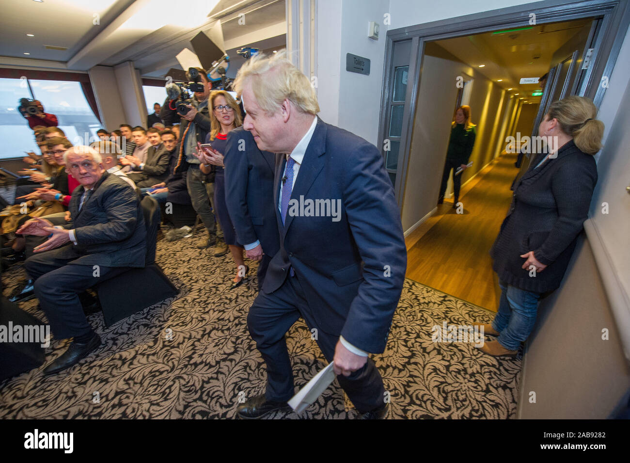 North Queensferry, UK. Il 26 novembre 2019. Nella foto: Boris Johnson MP - REGNO UNITO Il Primo Ministro e il leader dei conservatori e di partito unionista. Partito conservatore di lancio Manifesto: Boris Johnson visto per la sua campagna elettorale a North Queensferry. Credito: Colin Fisher/Alamy Live News Foto Stock
